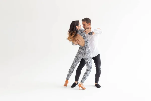 コピースペースで白い背景で演奏する熟練したダンサー。芸術的で感情的なコンテンポラリーダンスを披露する官能的なカップル — ストック写真