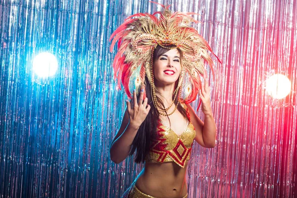 Férias, festa, dança e conceito de vida noturna - Mulher bonita vestida para noite de carnaval — Fotografia de Stock