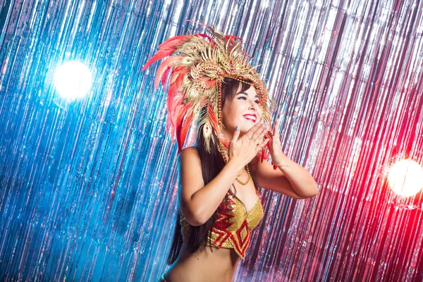 Ünnepek, party, tánc és éjszakai élet koncepció - gyönyörű nő öltözött karnevál éjszaka — Stock Fotó