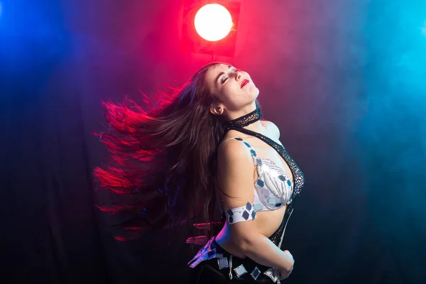 Bailarina del vientre. Joven mujer atractiva bailando fusión tribal en el escenario. Baile exótico oriental . —  Fotos de Stock