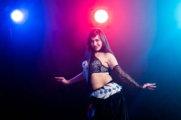 Dívka tancující břišní tanec, fúze nebo kmenový tanec. Žena v krásném kostýmu demonstruje okouzlující a jemné pohyby v tanci. — Stock fotografie