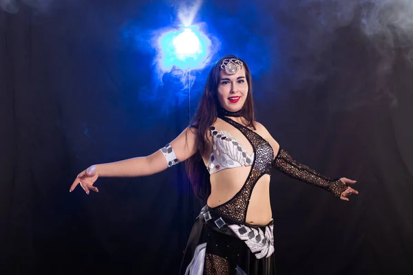 Mladá žena břišní tanečnice v exotických šatech se zlatem, tanec kmenové fúze tanec ve studiu. — Stock fotografie