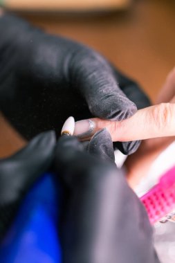 Otomatik elektrikli manikür matkap cilası sökücü. Tırnak cilası için. Tırnak cilası, jöle ve güzellik salonu konsepti.