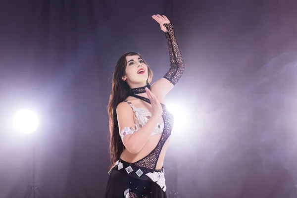 Giovane donna che balla in stile Tribal Fusion. Ballo di pancia sul palco. Copia spazio . — Foto Stock