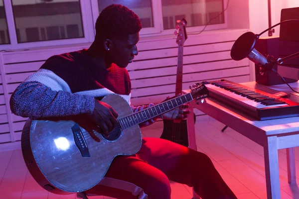 Skapa musik och ett inspelningskoncept - afroamerikansk gitarrist spelar in elgitarrspår i hemstudio — Stockfoto
