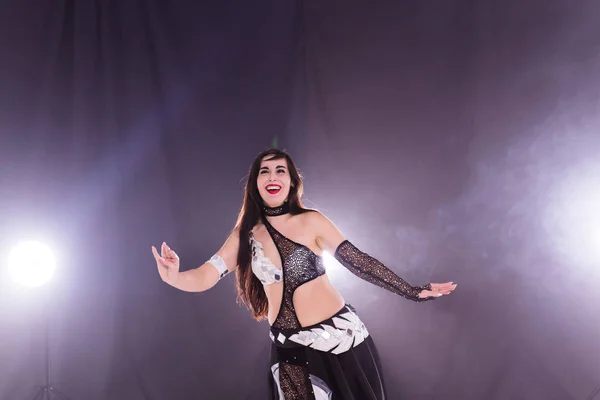 Girl dancing belly dance, fusion or tribal. A woman in a beautiful costume demonstrates charming and gentle movements in the dance. — Stock Photo, Image