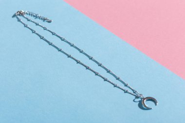 Mükemmel aksesuarlar. Moda mücevher seti. Moda mücevherleri ve bijouterie. Üst görünüm.