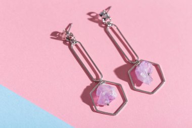 Mükemmel aksesuarlar. Moda mücevher seti. Moda mücevherleri ve bijouterie. Üst görünüm.