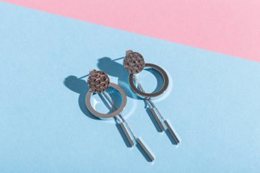 Mükemmel aksesuarlar. Moda mücevher seti. Moda mücevherleri ve bijouterie. Üst görünüm.