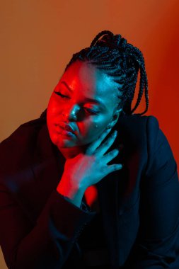 Renkli ışıklandırma filtreli güzellik portresi kızı. Güzellik kızı yüzünü kapat. Seksi Afro-Amerikan kadını. Neon ışığı.