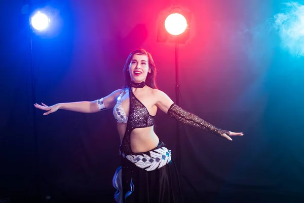 Girl dancing belly dance, fusion or tribal. A woman in a beautiful costume demonstrates charming and gentle movements in the dance. — Stock Photo, Image