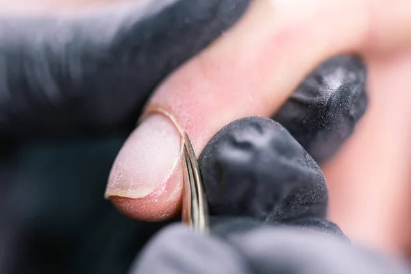 Nahaufnahme von Hardware-Maniküre in einem Schönheitssalon. Maniküre: Maniküre an weiblichen Fingern mit elektrischer Nagelfeile. — Stockfoto