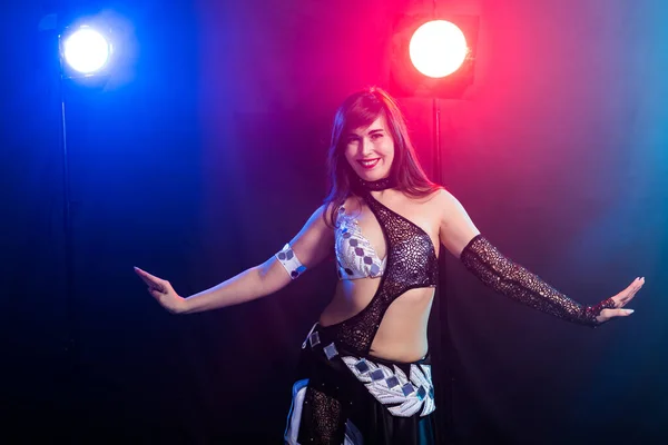 Hastáncosnő. Fiatal vonzó nő táncol törzsi fúzió a színpadon. Keleti egzotikus tánc. — Stock Fotó