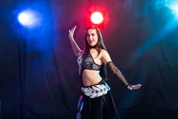 Portrait of a woman in oriental costume performing belly dance. Tribal fusion dance concept. — Stock Photo, Image