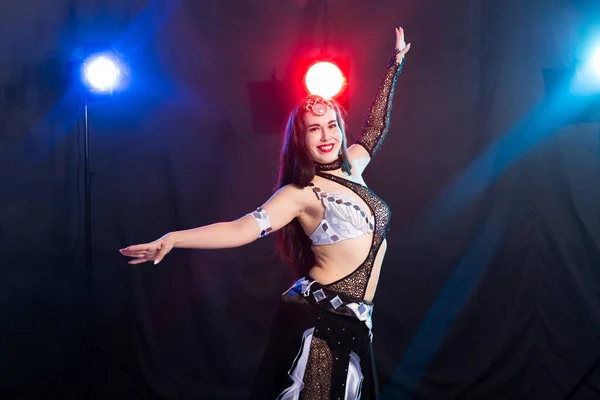 Břišní tanečnice. Mladá atraktivní žena tančí kmenovou fúzi na jevišti. Orientální exotický tanec. — Stock fotografie