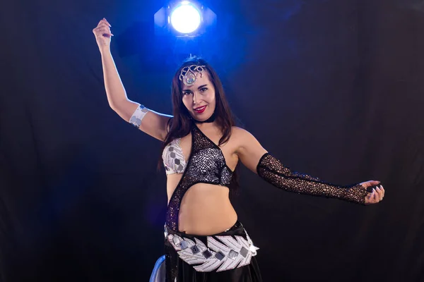 Mladá žena břišní tanečnice v exotických šatech se zlatem, tanec kmenové fúze tanec ve studiu. — Stock fotografie