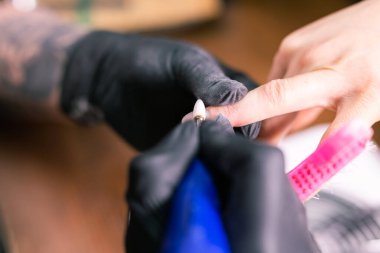 Otomatik elektrikli manikür matkap cilası sökücü. Tırnak cilası için. Tırnak cilası, jöle ve güzellik salonu konsepti.