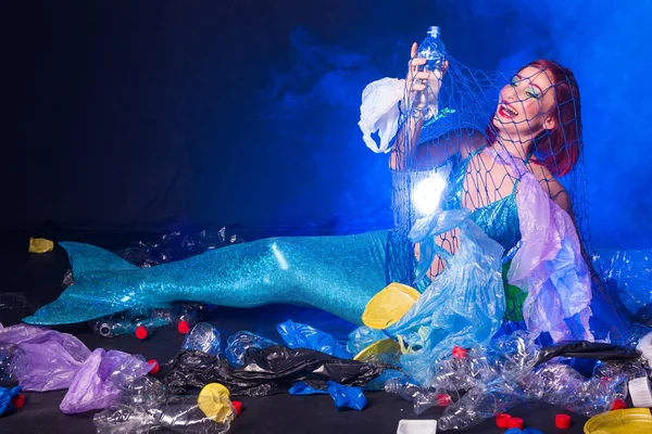 Fantasie dumme Meerjungfrau in der Tiefsee. Plastikmüll und Flaschen verschmutzen die Ozeane. Umweltkatastrophe, Müll und Plastikrecycling-Konzept. — Stockfoto