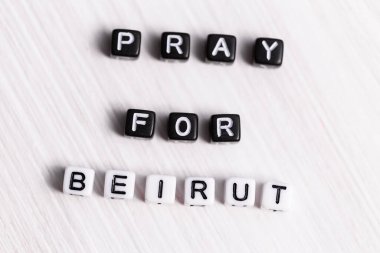 Beyrut işareti için dua et. 2020 Lübnan Patlamasına destek gösterin. Dayanışma ve destek mesajı. Beyaz arka planda Beyrut için kelimeler dua ediyor.