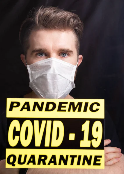 Coronavirus, karantina, covid-19 dan konsep pandemi. Pria sakit dan sedih dengan virus corona melihat melalui jendela. Tinggal di rumah. — Stok Foto