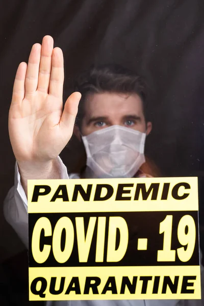 Dokter man met masker met open hand doen stop teken met serieuze en zelfverzekerde uitdrukking, verdediging gebaar. Coronavirus uitbraak, covid-19 en pandemie concept. Isolatieafdeling. — Stockfoto