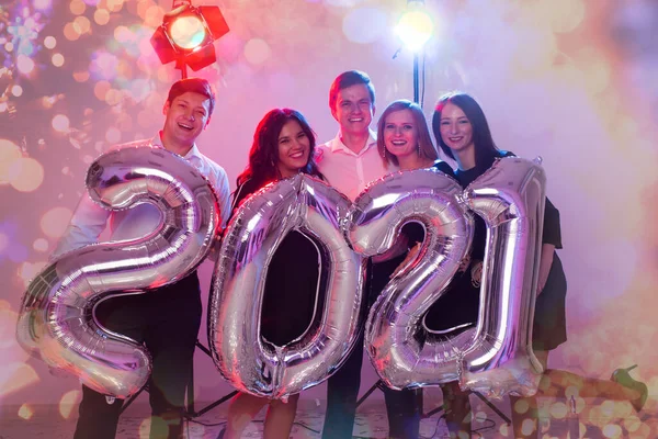 Festa, pessoas e conceito de feriados de ano novo - mulheres e homens celebrando véspera de ano novo 2021 — Fotografia de Stock