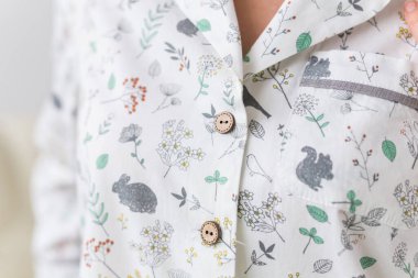 Sıcak giysi takımı. Yumuşak pamuklu hırka. Sağlıklı uyku için rahat kıyafetler. Pijama konsepti. Yakın plan..