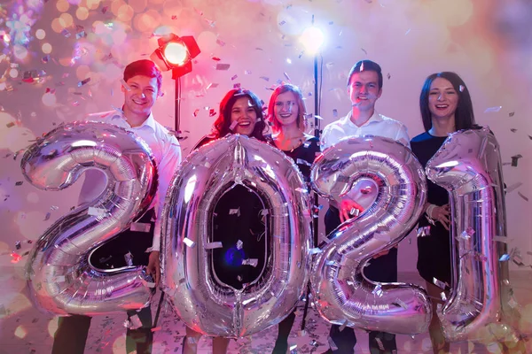 Festa, pessoas e conceito de feriados de ano novo - mulheres e homens celebrando véspera de ano novo 2021 — Fotografia de Stock