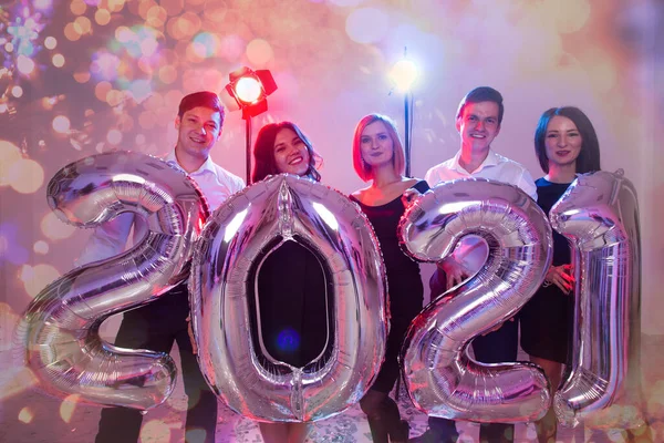 Festa, pessoas e conceito de feriados de ano novo - mulheres e homens celebrando véspera de ano novo 2021 — Fotografia de Stock