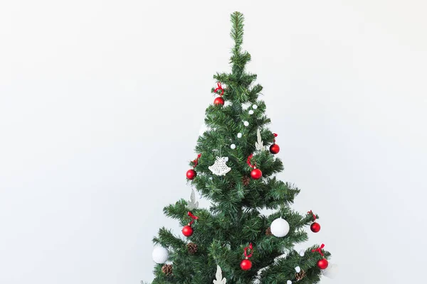 Ünnepek és ünnepség koncepció - Díszített karácsonyfa fehér háttér másolási hely. — Stock Fotó