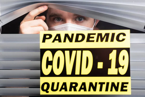 Карантин лікарні або ізоляція пацієнта, що стоїть один в кімнаті з надією на лікування Коронавірусу COVID-19 Пандемія, Вибухові спроби запобігти поширенню вірусу під контролем небезпеки. — стокове фото