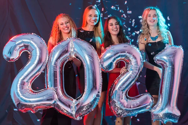 Festa, persone e concetto di vacanze di Capodanno - allegre giovani donne che festeggiano il nuovo anno vigilia del 2021 — Foto Stock