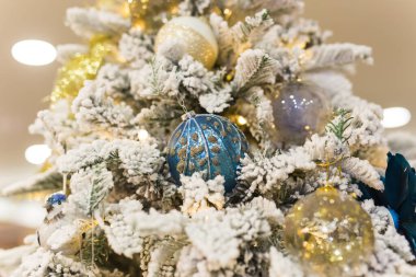 Noel ağacı dekorasyonunu kapat. Tatil kavramı.