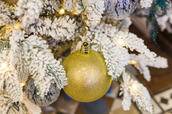 Decorações de árvore de Natal em um abeto de Natal. Férias e conceito de decoração. — Fotografia de Stock