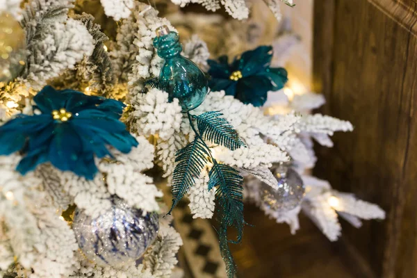 Weihnachtsbaum mit bunten Kugeln. Urlaub und Dekoration. — Stockfoto