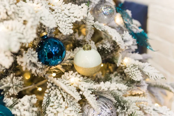 圣诞树上的装饰品在圣诞树上。假日和装饰概念. — 图库照片