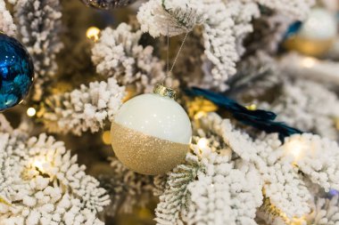 Noel ağacı dekorasyonunu kapat. Tatil kavramı.