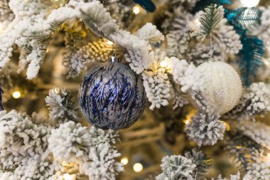 Renkli mücevherleri olan bir Noel ağacı. Tatiller ve dekor kavramı.