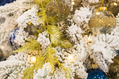 Renkli mücevherleri olan bir Noel ağacı. Tatiller ve dekor kavramı.