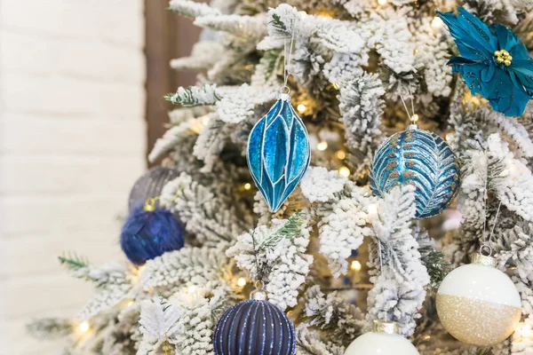 Primo piano della decorazione dell'albero di Natale. Concetto vacanze. — Foto Stock