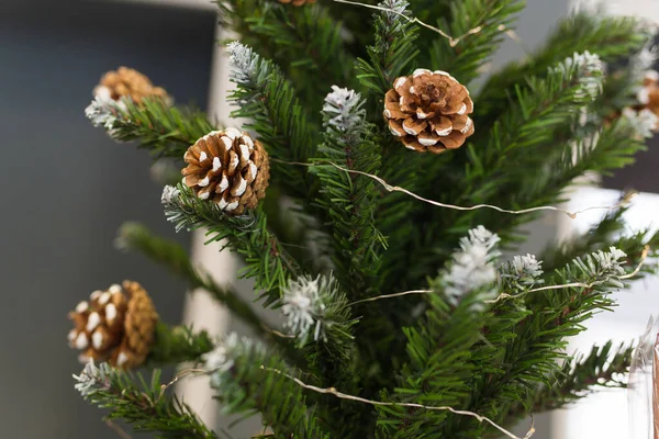 Ünnepi mesterséges karácsonyfa tobozokkal és dekoráció nélkül. — Stock Fotó
