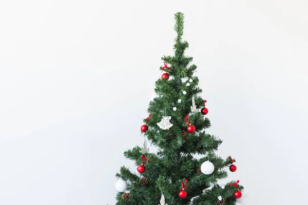Tatiller ve kutlama konsepti - Beyaz arka planda dekore edilmiş noel ağacı. — Stok fotoğraf