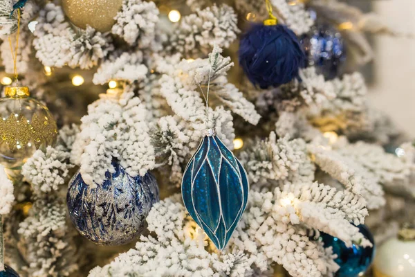 Albero di Natale con palline colorate. Vacanze e arredamento concetto. — Foto Stock