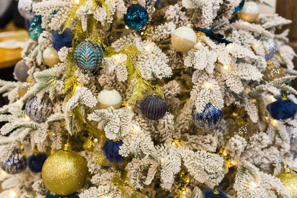 Arbre de Noël avec des boules colorées. Vacances et concept de décor. — Photo