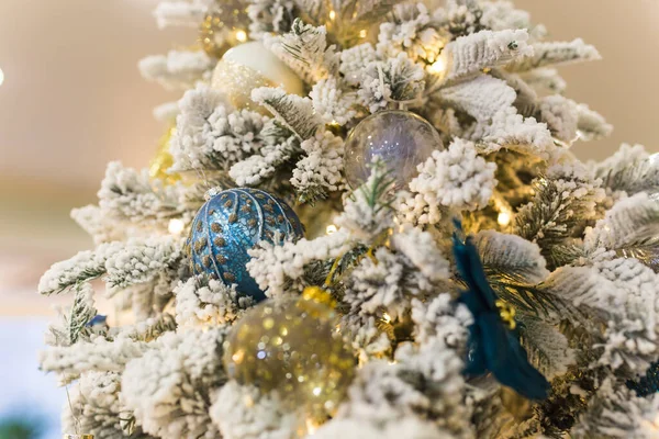 Κοντινό πλάνο διακόσμησης χριστουγεννιάτικου δέντρου. Έννοια διακοπών. — Φωτογραφία Αρχείου