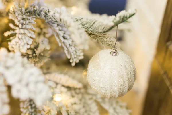 Fechar a decoração da árvore de Natal. Conceito de feriados. — Fotografia de Stock