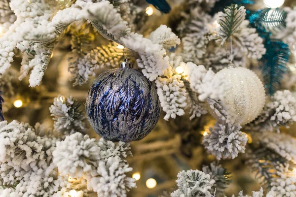 Albero di Natale con palline colorate. Vacanze e arredamento concetto. — Foto Stock