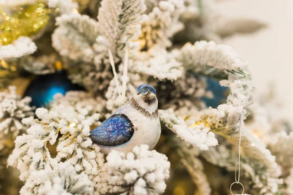 Árvore de Natal com buchas coloridas. Férias e conceito de decoração. — Fotografia de Stock