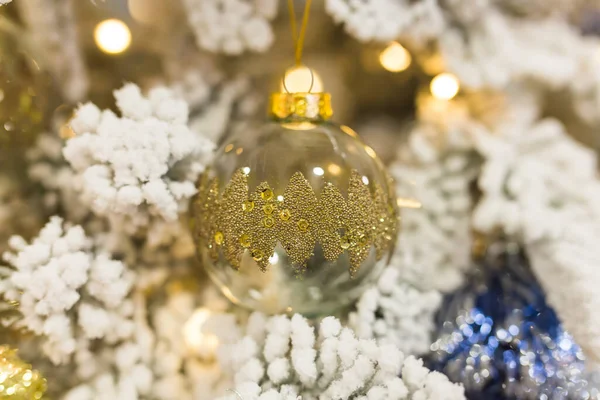 Primer plano de la decoración del árbol de Navidad. Concepto de vacaciones. —  Fotos de Stock