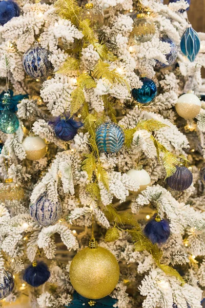 Albero di Natale con palline colorate. Vacanze e arredamento concetto. — Foto Stock